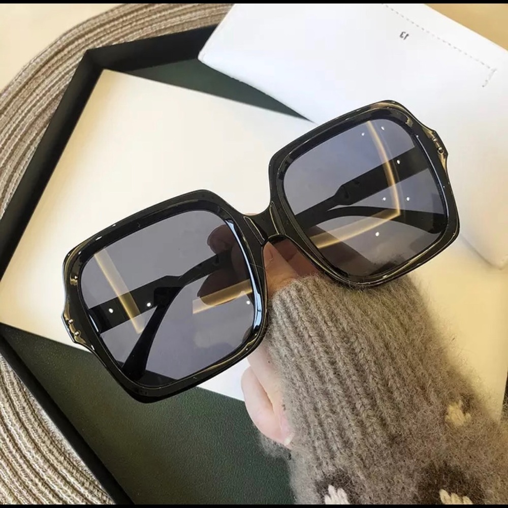 NWT Vintage Square‎ Sunglasses- Black Color